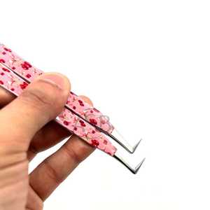 Pinzas para Pestañas con Estampado de Cerezas, Agarre Fuerte, 90 Grados, Logotipo Personalizado, Acero Inoxidable Sostenible, Punta Puntiaguda, Sin Fibra - Product Image 6