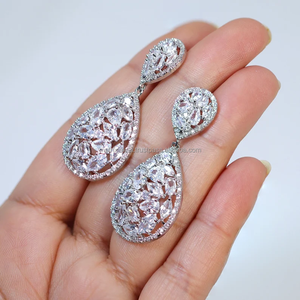 Boucle d'oreille en forme de poire au design unique avec diamants Moissanite ronds de qualité VVS en argent 925 avec placage d'or tendance - Product Image 1