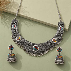 Conjunto de Joyería Tradicional Navratri con Collar Choker Multicolor Plateado Oxidado y Pendientes Jhumka para Mujer (OXJ007) - Product Image 4