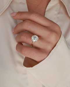 Bague de fiançailles en diamant rond de laboratoire de 5 carats, alliance pavée, 6 griffes classiques, certifiée IGI - Product Image 2