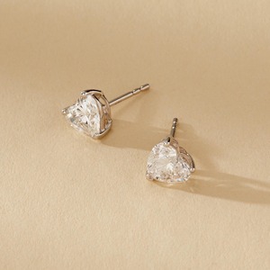 Boucles d'oreilles en or 14 carats avec diamant de laboratoire en forme de cœur_ Solitaire 2,00 carats - Product Image 1