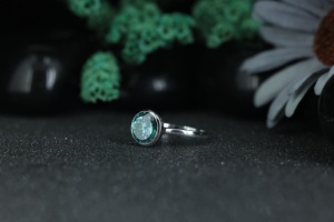 Bague de fiançailles minimaliste en moissanite taille ronde de luxe, en argent sterling 925 avec sertissage clos, bijoux personnalisés en gros - Product Image 6