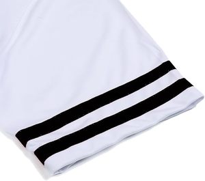 Camiseta blanca de manga corta con rayas negras en las mangas, material de algodón, forma rectangular, ropa informal - Product Image 5