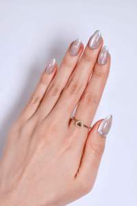 Uñas Postizas Francesas Color Nude en Forma de Almendra, Acabado Brillante Medio Personalizado, Detalle Dorado, Uñas ABS OEM/ODM, 24 Piezas - Product Image 3