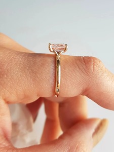 Bague de fiançailles solitaire en or massif 14 carats, Morganite naturelle en forme de lèvres, 2 carats, faite à la main, bijoux de luxe - Product Image 4