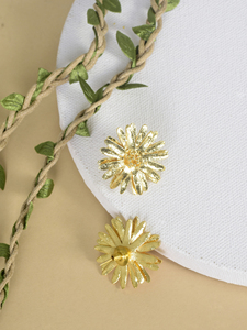 Pendientes de botón florales de latón chapado en oro de 18 quilates Golden Daisy Bloom para mujer, joyería de lujo para fiestas - Product Image 2