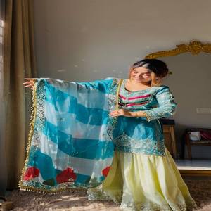 VASTRA COTTAGE Conjunto Kurti de Fiesta de Diseño para Mujer con Top Premium de Bordado de Lentejuelas Pesadas, Palazzo y Dupatta de Organza Tabi - Product Image 1