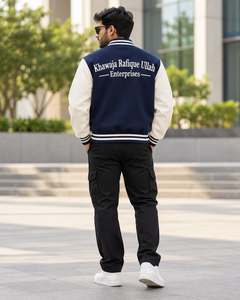 Chaqueta Varsity para Hombre de Khawaja Rafique Ullah Enterprises, Bordada en la Espalda, Estilo de Manga Azul Marino y Blanca, para Otoño - Product Image 2