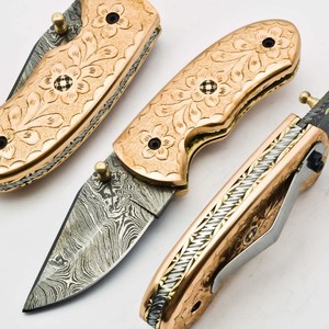 Cuchillo Plegable de Acero de Damasco con Mango de Latón Grabado, Funda para Transporte Vertical, Cuchillo de Bolsillo EDC para Caza y Camping, Punta de Gota, Compatible con OEM - Product Image 1