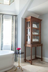 Meuble de salle de bain de luxe en teck massif, vitrine à trois faces en verre avec pieds tournés en bois - Product Image 2
