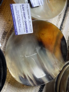 Bol à salade en corne de buffle de style américain, léger, poli à la main, écologique, jetable et compatible lave-vaisselle de ILAHI - Product Image 1