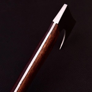 Hacha de acero forjada a mano con mango de madera y funda de cuero para partir leña - Product Image 3