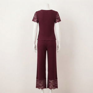 Ensemble de détente 1 pièce en satin pour femme, col en V, manches courtes, bordure en dentelle, pantalon longueur cheville, couleur unie, coupe classique, tenue d'hiver 100% - Product Image 3