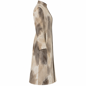 Manteau long en fourrure de vachette beige taupe mouchetée pour femme, col montant à boutons-pression dissimulés, fabrication OEM, fournisseur personnalisé - Product Image 3