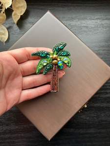 Broche Colibri « Vol de Minuit » Brodée à la Main avec Paillettes Irisées et Perles de Verre Azur, Épingle de Revers à Thème Aviaire pour Vêtements de Créateur - Product Image 4