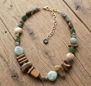 Colliers tendance faits main en résine multicolore, forme ange personnalisée, perles fantaisie pour occasions festives - Product Image 3