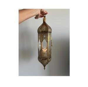 Lanterne élégante en laiton, ajoutant une beauté intemporelle aux intérieurs, idéale pour les tables centrales, les étagères et la décoration. - Product Image 3