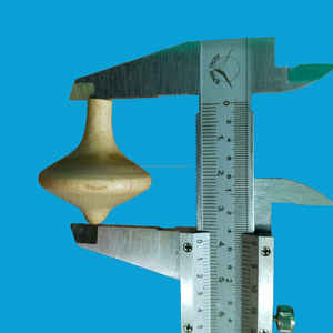 Trompo de madera pequeño hecho a mano, juguete tradicional para niños y coleccionistas a precio económico - Product Image 3