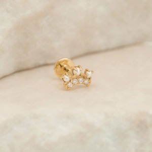 Zisma Piercing Labret à dos plat fileté interne, en or 14K, avec diamant de laboratoire et perle, design Couronne Tiara, fabrication - Product Image 1