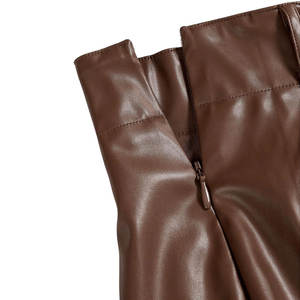Minifalda de cuero sintético PU marrón para mujer, corte en A, con dobladillo acampanado y plisado, con pantalones cortos incorporados - Product Image 4
