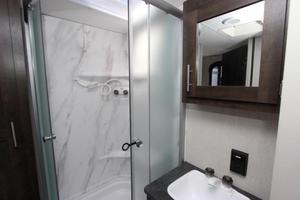 Autocaravana Clase C de 28 pies, 4x4, con Cocina, Baño y Espacio para Dormir, para 4 Personas, Unidad para Viajes - Product Image 6