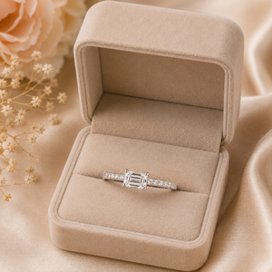 Bague en or 18 carats avec diamant de laboratoire taille émeraude |   Bande de pierres pavées East West |   Bijoux fins pour femmes |   Cadeau de fiançailles - Product Image 4