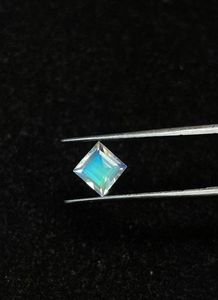 Pierre de lune arc-en-ciel de Madagascar naturelle facettée de 5 mm, taille carrée. - Product Image 3