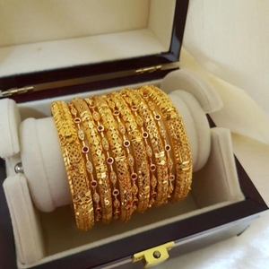 Ensemble de bracelets ornés de perles dorées avec un motif diamanté pour femmes - Product Image 2