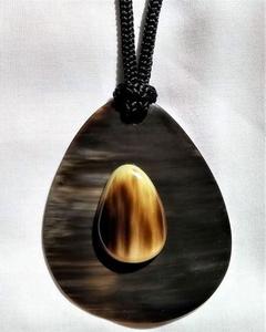 Collier pendentif rond artisanal en corne de buffle, bijou en corne naturelle polie, cordon en cuir réglable, style tribal unisexe, cadeau tendance - Product Image 4
