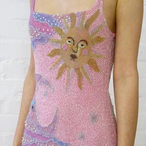 Robe mini bohème de luxe en tulle bleu clair perlé, éco-responsable, coupe trapèze, décolleté cœur, motif vague océanique, pour cocktail - Product Image 1