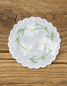 Serviettes de cocktail personnalisées en lin blanc 100% pour la maison, brodées de fleurs blanches, bordure festonnée, durables et réutilisables, idéales pour les avions, vente en gros - Product Image 2