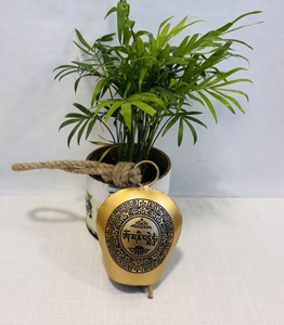 Campana colgante tibetana de latón con Om Mani Padme Hum, silueta clásica de campana curva con diseño de mandala de loto. - Product Image 3