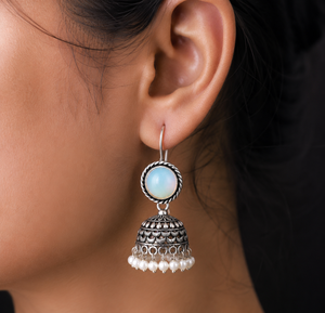 Pendientes Jhumka de Perlas de Vidrio Ópalo Blanco Hechos a Mano, Plata Oxidada, Joyería Tradicional Boho, Proveedor Mayorista - Product Image 3