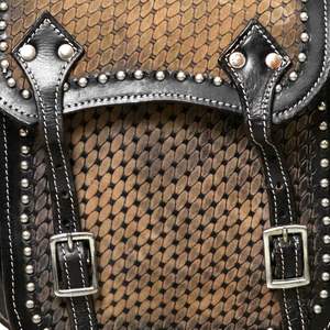 Bolsa de Cuero para Sillín de Caballo Estilo Western, para Motocicleta, Hecha a Mano, Tallada a Mano, 100% Cuero de Búfalo, Color y Logotipo Personalizados SS - Product Image 5