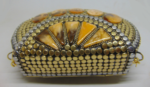 Sacs à main en résine dorée en forme de bijou, en métal, pour soirée, mariage, avec chaîne bandoulière -lowellcraft.com BRC06496 - Product Image 5