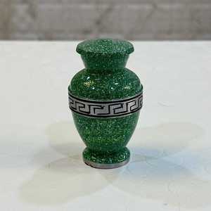 Elegante Urna Conmemorativa de Metal Verde Esmeralda con Diseño Clásico de Llave Griega para Cenizas Funerarias - Product Image 1