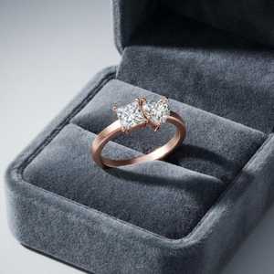Magnifique bague Toi et Moi unisexe en or rose 14 carats avec diamants de laboratoire taille princesse et taille cœur de 0,70 carat chacun, idéale pour les fêtes et comme cadeau. - Product Image 5