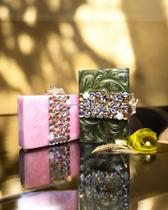 Bolso de mano de resina Premium hecho a mano con acabado de mármol remolino elegante fiesta y bolso de mujer festivo - Product Image 1