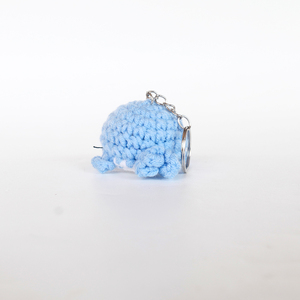 Llavero de ballena de ganchillo hecho a mano, amigurumi de ballena azul bebé tejido, colgante para bolso y mochila, arte puro, llavero artesanal - Product Image 3