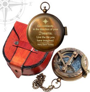 Thoreau's Go en toute confiance nautique laiton travail gravé cadran solaire boussole avec étui en cuir. - Product Image 1