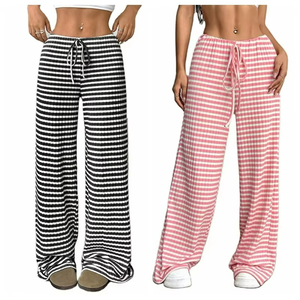Pantalon de pyjama décontracté ample à cordon de serrage en coton (65%) et polyester (35%) pour femme, coupe large, uni ou rayé, collection 2024 - Product Image 1