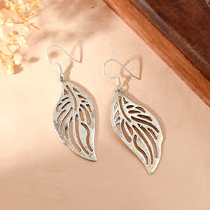 Boucles d'oreilles fines en argent sculpté en forme de feuille Meera Jaipur - Product Image 3