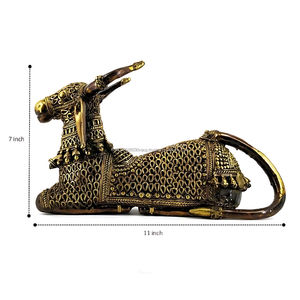 Statue de vache en laiton artisanale, Art Dhokra, Nandi en bronze avec couronne, imitation antique, plaqué or gravé, décoration d'intérieur - Product Image 3