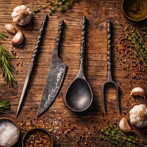 ชุดช้อนส้อมเหล็กกล้าคาร์บอนทำมือ ด้ามจับสีดำ ทรงตรง สำหรับโต๊ะอาหาร ผลิตด้วยมือ สไตล์วินเทจยุคกลาง อุตสาหกรรม รับผลิตแบบ OEM ODM - Product Image 2