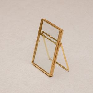 Cadre photo rectangulaire miniature en verre transparent avec bordure en laiton, design unique, finition dorée, décoration de table pour la maison ou le bureau - Product Image 3