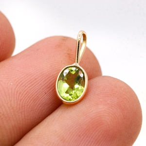 Pendentif pour femme fait main en pierre précieuse péridot de forme géométrique naturelle, serti clos en or plaqué 14 carats, pour la vente en gros - Product Image 5