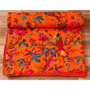 Couverture longue en coton réversible, entièrement faite à la main, style Kantha vintage, écologique, imprimée de motifs floraux, pour la maison - Product Image 4