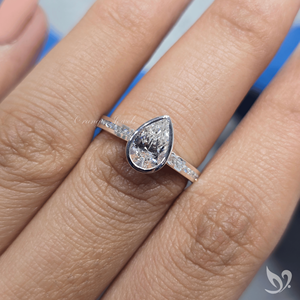 Elegante anillo de compromiso con diamante de laboratorio de corte pera de 1.00 ct y banda de canal elegante en oro blanco de 10k - Product Image 5