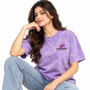 Estilo casual premium para el día a día con camisetas de mujer con efecto acid wash para guardarropas modernos y para un uso diario cómodo en todas las estaciones. - Product Image 1