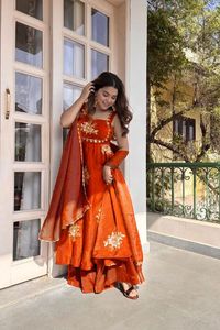 Ensemble robe Fandy en soie avec broderie de fils et micro-coton, pantalon palazzo confortable et dupatta – Vêtements indiens élégants pour femme - Product Image 4
